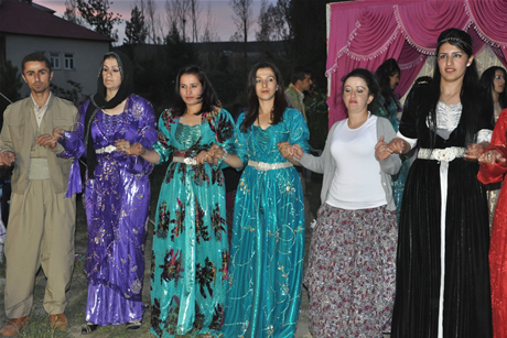 Yüksekova'da 8-9-10-11 06 Haziran 2011 tarihleri arasında evlenen çiftleri sizler için sayfamıza taşıdık. Yüksekova Güncel olarak tüm çiftlerimize mutluluklar dileriz.