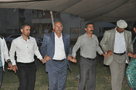 Yüksekova'da 8-9-10-11 06 Haziran 2011 tarihleri arasında evlenen çiftleri sizler için sayfamıza taşıdık. Yüksekova Güncel olarak tüm çiftlerimize mutluluklar dileriz.