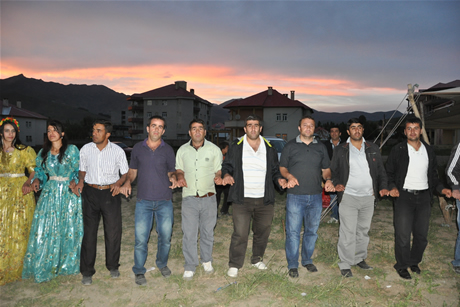 Yüksekova'da 8-9-10-11 06 Haziran 2011 tarihleri arasında evlenen çiftleri sizler için sayfamıza taşıdık. Yüksekova Güncel olarak tüm çiftlerimize mutluluklar dileriz.