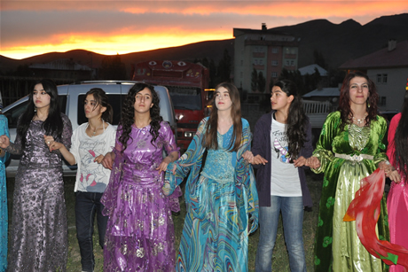 Yüksekova'da 8-9-10-11 06 Haziran 2011 tarihleri arasında evlenen çiftleri sizler için sayfamıza taşıdık. Yüksekova Güncel olarak tüm çiftlerimize mutluluklar dileriz.