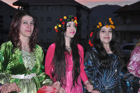 Yüksekova'da 8-9-10-11 06 Haziran 2011 tarihleri arasında evlenen çiftleri sizler için sayfamıza taşıdık. Yüksekova Güncel olarak tüm çiftlerimize mutluluklar dileriz.