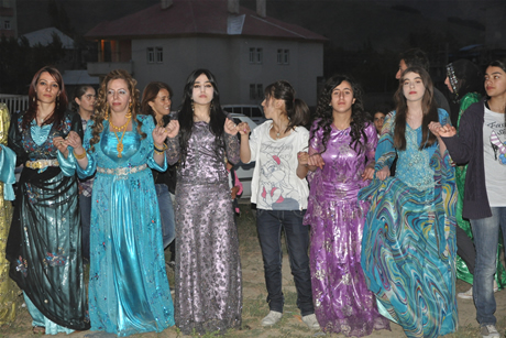 Yüksekova'da 8-9-10-11 06 Haziran 2011 tarihleri arasında evlenen çiftleri sizler için sayfamıza taşıdık. Yüksekova Güncel olarak tüm çiftlerimize mutluluklar dileriz.