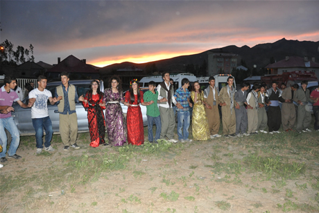 Yüksekova'da 8-9-10-11 06 Haziran 2011 tarihleri arasında evlenen çiftleri sizler için sayfamıza taşıdık. Yüksekova Güncel olarak tüm çiftlerimize mutluluklar dileriz.