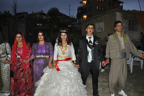 Yüksekova'da 8-9-10-11 06 Haziran 2011 tarihleri arasında evlenen çiftleri sizler için sayfamıza taşıdık. Yüksekova Güncel olarak tüm çiftlerimize mutluluklar dileriz.