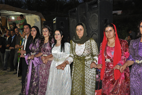 Yüksekova'da 8-9-10-11 06 Haziran 2011 tarihleri arasında evlenen çiftleri sizler için sayfamıza taşıdık. Yüksekova Güncel olarak tüm çiftlerimize mutluluklar dileriz.