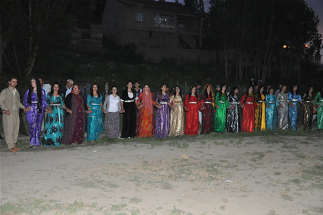 Yüksekova'da 8-9-10-11 06 Haziran 2011 tarihleri arasında evlenen çiftleri sizler için sayfamıza taşıdık. Yüksekova Güncel olarak tüm çiftlerimize mutluluklar dileriz.