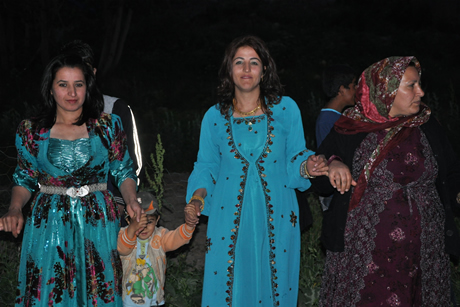 Yüksekova'da 8-9-10-11 06 Haziran 2011 tarihleri arasında evlenen çiftleri sizler için sayfamıza taşıdık. Yüksekova Güncel olarak tüm çiftlerimize mutluluklar dileriz.