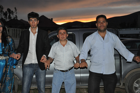 Yüksekova'da 8-9-10-11 06 Haziran 2011 tarihleri arasında evlenen çiftleri sizler için sayfamıza taşıdık. Yüksekova Güncel olarak tüm çiftlerimize mutluluklar dileriz.