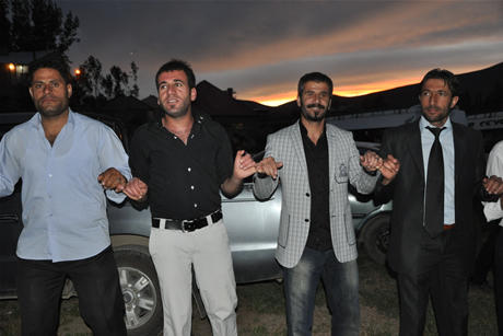 Yüksekova'da 8-9-10-11 06 Haziran 2011 tarihleri arasında evlenen çiftleri sizler için sayfamıza taşıdık. Yüksekova Güncel olarak tüm çiftlerimize mutluluklar dileriz.