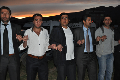 Yüksekova'da 8-9-10-11 06 Haziran 2011 tarihleri arasında evlenen çiftleri sizler için sayfamıza taşıdık. Yüksekova Güncel olarak tüm çiftlerimize mutluluklar dileriz.