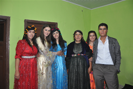 Yüksekova'da 8-9-10-11 06 Haziran 2011 tarihleri arasında evlenen çiftleri sizler için sayfamıza taşıdık. Yüksekova Güncel olarak tüm çiftlerimize mutluluklar dileriz.