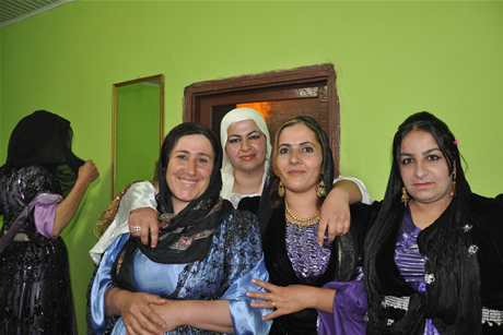 Yüksekova'da 8-9-10-11 06 Haziran 2011 tarihleri arasında evlenen çiftleri sizler için sayfamıza taşıdık. Yüksekova Güncel olarak tüm çiftlerimize mutluluklar dileriz.