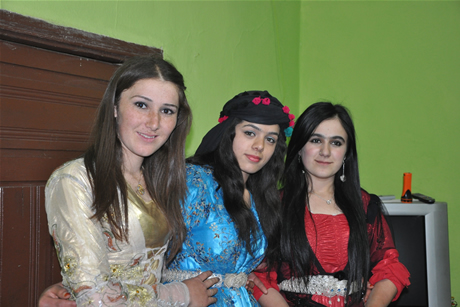 Yüksekova'da 8-9-10-11 06 Haziran 2011 tarihleri arasında evlenen çiftleri sizler için sayfamıza taşıdık. Yüksekova Güncel olarak tüm çiftlerimize mutluluklar dileriz.