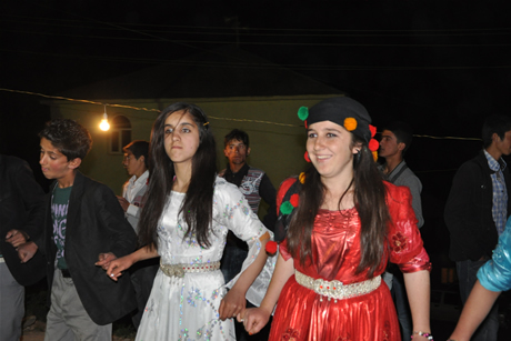 Yüksekova'da 8-9-10-11 06 Haziran 2011 tarihleri arasında evlenen çiftleri sizler için sayfamıza taşıdık. Yüksekova Güncel olarak tüm çiftlerimize mutluluklar dileriz.