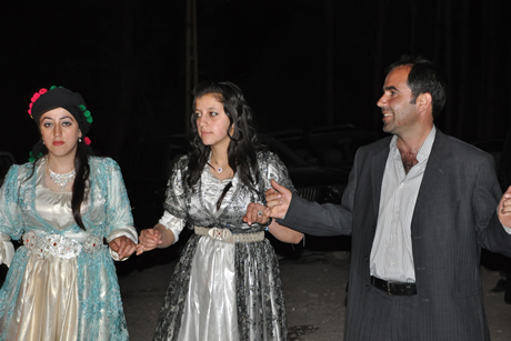 Yüksekova'da 8-9-10-11 06 Haziran 2011 tarihleri arasında evlenen çiftleri sizler için sayfamıza taşıdık. Yüksekova Güncel olarak tüm çiftlerimize mutluluklar dileriz.