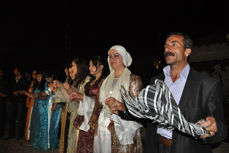 Yüksekova'da 8-9-10-11 06 Haziran 2011 tarihleri arasında evlenen çiftleri sizler için sayfamıza taşıdık. Yüksekova Güncel olarak tüm çiftlerimize mutluluklar dileriz.