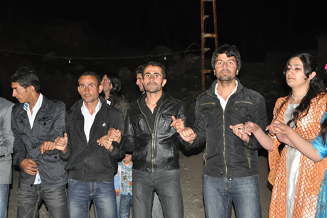 Yüksekova'da 8-9-10-11 06 Haziran 2011 tarihleri arasında evlenen çiftleri sizler için sayfamıza taşıdık. Yüksekova Güncel olarak tüm çiftlerimize mutluluklar dileriz.