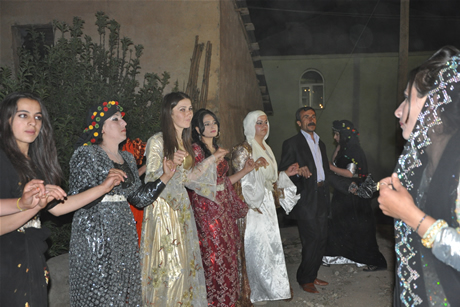 Yüksekova'da 8-9-10-11 06 Haziran 2011 tarihleri arasında evlenen çiftleri sizler için sayfamıza taşıdık. Yüksekova Güncel olarak tüm çiftlerimize mutluluklar dileriz.