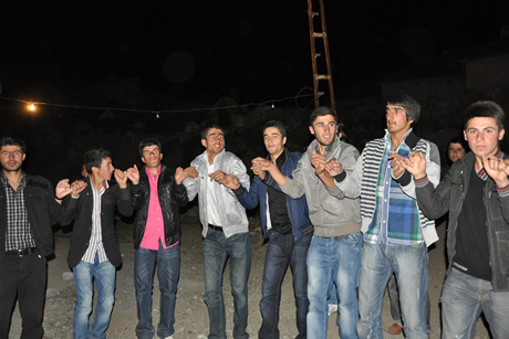 Yüksekova'da 8-9-10-11 06 Haziran 2011 tarihleri arasında evlenen çiftleri sizler için sayfamıza taşıdık. Yüksekova Güncel olarak tüm çiftlerimize mutluluklar dileriz.