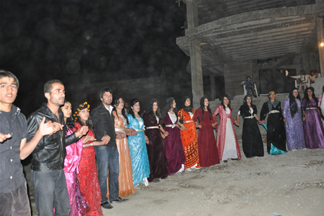 Yüksekova'da 8-9-10-11 06 Haziran 2011 tarihleri arasında evlenen çiftleri sizler için sayfamıza taşıdık. Yüksekova Güncel olarak tüm çiftlerimize mutluluklar dileriz.