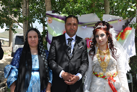 Yüksekova'da 8-9-10-11 06 Haziran 2011 tarihleri arasında evlenen çiftleri sizler için sayfamıza taşıdık. Yüksekova Güncel olarak tüm çiftlerimize mutluluklar dileriz.