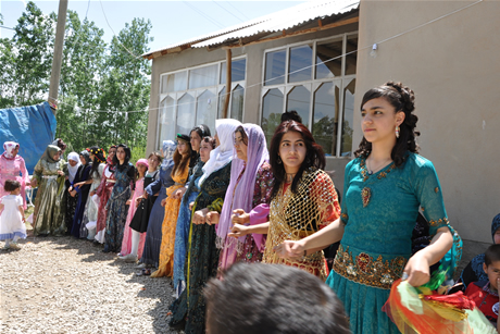 Yüksekova'da 8-9-10-11 06 Haziran 2011 tarihleri arasında evlenen çiftleri sizler için sayfamıza taşıdık. Yüksekova Güncel olarak tüm çiftlerimize mutluluklar dileriz.