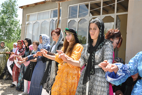 Yüksekova'da 8-9-10-11 06 Haziran 2011 tarihleri arasında evlenen çiftleri sizler için sayfamıza taşıdık. Yüksekova Güncel olarak tüm çiftlerimize mutluluklar dileriz.