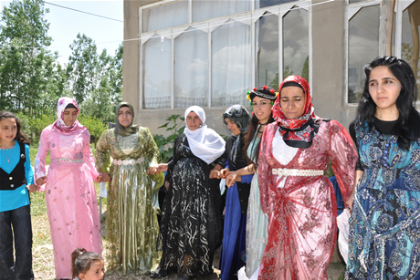 Yüksekova'da 8-9-10-11 06 Haziran 2011 tarihleri arasında evlenen çiftleri sizler için sayfamıza taşıdık. Yüksekova Güncel olarak tüm çiftlerimize mutluluklar dileriz.