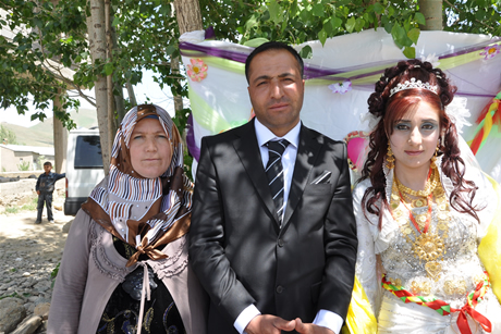 Yüksekova'da 8-9-10-11 06 Haziran 2011 tarihleri arasında evlenen çiftleri sizler için sayfamıza taşıdık. Yüksekova Güncel olarak tüm çiftlerimize mutluluklar dileriz.