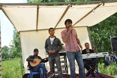 Yüksekova'da 8-9-10-11 06 Haziran 2011 tarihleri arasında evlenen çiftleri sizler için sayfamıza taşıdık. Yüksekova Güncel olarak tüm çiftlerimize mutluluklar dileriz.