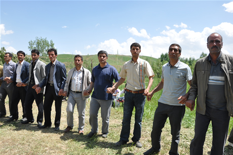 Yüksekova'da 8-9-10-11 06 Haziran 2011 tarihleri arasında evlenen çiftleri sizler için sayfamıza taşıdık. Yüksekova Güncel olarak tüm çiftlerimize mutluluklar dileriz.