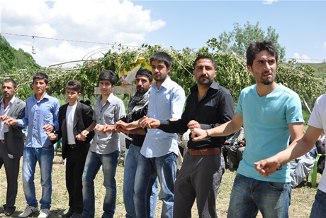 Yüksekova'da 8-9-10-11 06 Haziran 2011 tarihleri arasında evlenen çiftleri sizler için sayfamıza taşıdık. Yüksekova Güncel olarak tüm çiftlerimize mutluluklar dileriz.