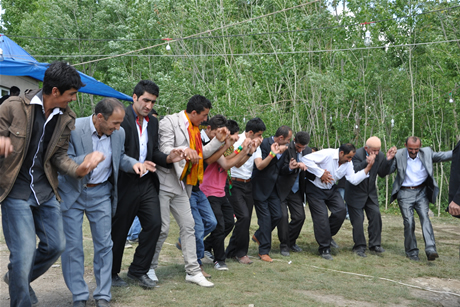Yüksekova'da 8-9-10-11 06 Haziran 2011 tarihleri arasında evlenen çiftleri sizler için sayfamıza taşıdık. Yüksekova Güncel olarak tüm çiftlerimize mutluluklar dileriz.