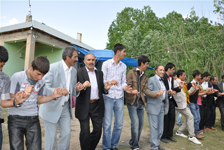 Yüksekova'da 8-9-10-11 06 Haziran 2011 tarihleri arasında evlenen çiftleri sizler için sayfamıza taşıdık. Yüksekova Güncel olarak tüm çiftlerimize mutluluklar dileriz.