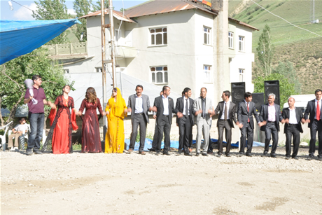 Yüksekova'da 8-9-10-11 06 Haziran 2011 tarihleri arasında evlenen çiftleri sizler için sayfamıza taşıdık. Yüksekova Güncel olarak tüm çiftlerimize mutluluklar dileriz.