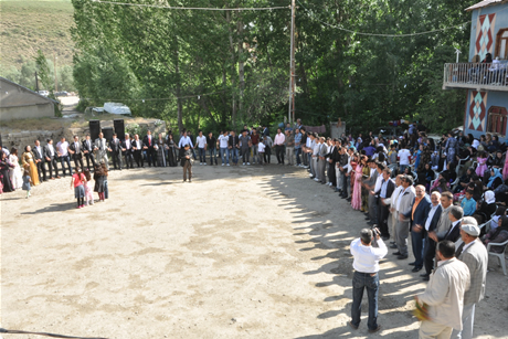 Yüksekova'da 8-9-10-11 06 Haziran 2011 tarihleri arasında evlenen çiftleri sizler için sayfamıza taşıdık. Yüksekova Güncel olarak tüm çiftlerimize mutluluklar dileriz.