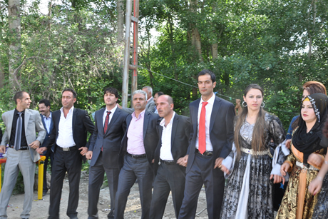 Yüksekova'da 8-9-10-11 06 Haziran 2011 tarihleri arasında evlenen çiftleri sizler için sayfamıza taşıdık. Yüksekova Güncel olarak tüm çiftlerimize mutluluklar dileriz.