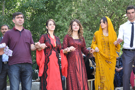 Yüksekova'da 8-9-10-11 06 Haziran 2011 tarihleri arasında evlenen çiftleri sizler için sayfamıza taşıdık. Yüksekova Güncel olarak tüm çiftlerimize mutluluklar dileriz.