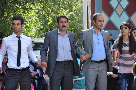 Yüksekova'da 8-9-10-11 06 Haziran 2011 tarihleri arasında evlenen çiftleri sizler için sayfamıza taşıdık. Yüksekova Güncel olarak tüm çiftlerimize mutluluklar dileriz.