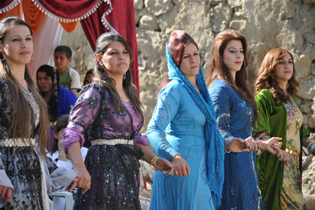 Yüksekova'da 8-9-10-11 06 Haziran 2011 tarihleri arasında evlenen çiftleri sizler için sayfamıza taşıdık. Yüksekova Güncel olarak tüm çiftlerimize mutluluklar dileriz.