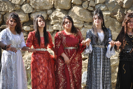 Yüksekova'da 8-9-10-11 06 Haziran 2011 tarihleri arasında evlenen çiftleri sizler için sayfamıza taşıdık. Yüksekova Güncel olarak tüm çiftlerimize mutluluklar dileriz.