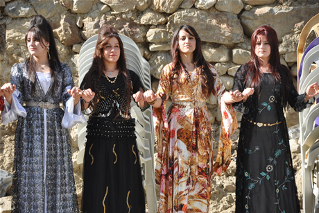 Yüksekova'da 8-9-10-11 06 Haziran 2011 tarihleri arasında evlenen çiftleri sizler için sayfamıza taşıdık. Yüksekova Güncel olarak tüm çiftlerimize mutluluklar dileriz.