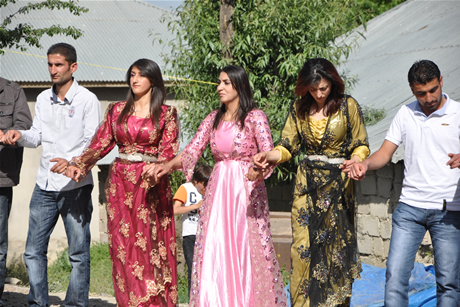 Yüksekova'da 8-9-10-11 06 Haziran 2011 tarihleri arasında evlenen çiftleri sizler için sayfamıza taşıdık. Yüksekova Güncel olarak tüm çiftlerimize mutluluklar dileriz.