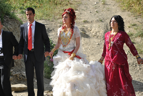 Yüksekova'da 8-9-10-11 06 Haziran 2011 tarihleri arasında evlenen çiftleri sizler için sayfamıza taşıdık. Yüksekova Güncel olarak tüm çiftlerimize mutluluklar dileriz.