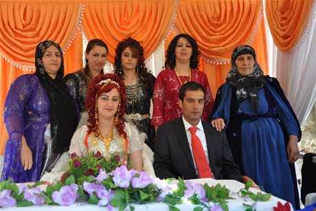 Yüksekova'da 8-9-10-11 06 Haziran 2011 tarihleri arasında evlenen çiftleri sizler için sayfamıza taşıdık. Yüksekova Güncel olarak tüm çiftlerimize mutluluklar dileriz.