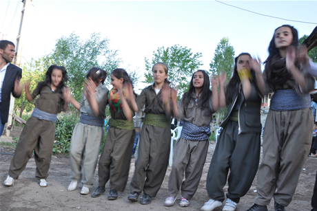 Yüksekova'da 8-9-10-11 06 Haziran 2011 tarihleri arasında evlenen çiftleri sizler için sayfamıza taşıdık. Yüksekova Güncel olarak tüm çiftlerimize mutluluklar dileriz.