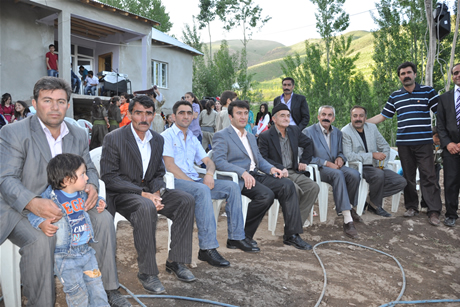 Yüksekova'da 8-9-10-11 06 Haziran 2011 tarihleri arasında evlenen çiftleri sizler için sayfamıza taşıdık. Yüksekova Güncel olarak tüm çiftlerimize mutluluklar dileriz.