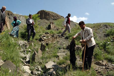 PKK'lilere ait toplu mezar görüntüleri tüyler ürpertiyor. Alman insan hakları savunucusu sosyolog Andrea Wolf'un da aralarında bulunduğu 41 PKK'liye ait Van'ın Çatak İlçesi'ndeki toplu mezarda bir vahşet ortaya çıktı.