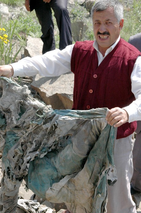 PKK'lilere ait toplu mezar görüntüleri tüyler ürpertiyor. Alman insan hakları savunucusu sosyolog Andrea Wolf'un da aralarında bulunduğu 41 PKK'liye ait Van'ın Çatak İlçesi'ndeki toplu mezarda bir vahşet ortaya çıktı.