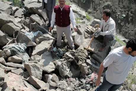 PKK'lilere ait toplu mezar görüntüleri tüyler ürpertiyor. Alman insan hakları savunucusu sosyolog Andrea Wolf'un da aralarında bulunduğu 41 PKK'liye ait Van'ın Çatak İlçesi'ndeki toplu mezarda bir vahşet ortaya çıktı.